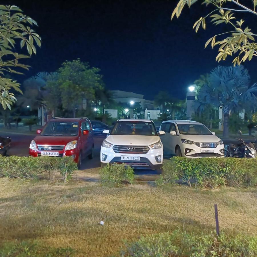 Radhe Radhe Luxury Aavas Hotel *